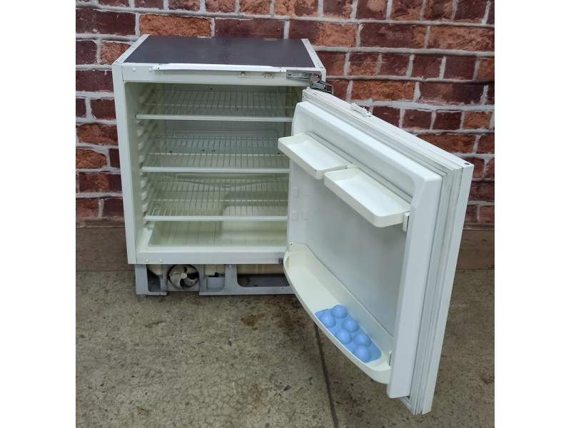 Встраиваемый холодильник Whirlpool ARG 595
